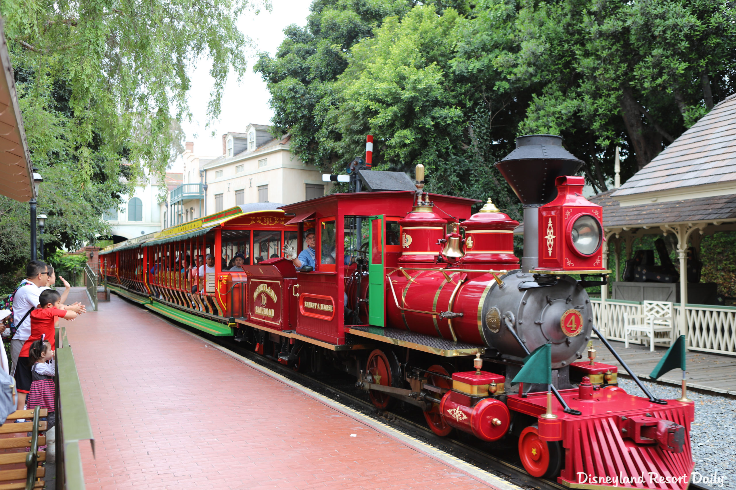 Disneyland Railroad - Main Street U.S.A. - Disneyland Park